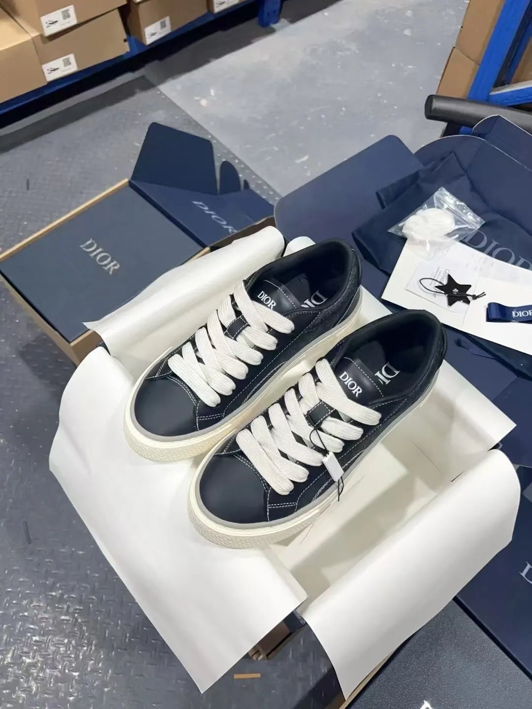 👟👟Ex-factory price 560👟👟 𝐃𝐢𝐨𝐫 𝐱 𝐒𝐭𝐨𝐧𝐞 𝐈𝐬𝐥𝐚𝐧𝐝 𝐁𝟯𝟯 Dior co-branded Stone Island new casual sports shoes Skateboard shoes 111111111 This B33 sneaker comes from the DIOR AND STONE ISLAND limited series. It is a new interpretation of the classic tennis shoe. The fashionable silhouette highlights the heavy texture. The black-dyed cotton has a delicate wash and soft texture, and is finished with the classic Oblique print on the sides, paying homage to the exceptional craftsmanship of the exclusive collaboration. The tongue is embossed with the Dior signature, while cannage panels on the front, DIOR AND STONE ISLAND signature on the back and insole. The rubber outsole features the Dior Oblique pattern, while a contrasting Dior 30 Avenue Montaigne signature on the rear adds style. It can add a modern touch to various casual looks, and can also be matched with other DIOR AND STONE ISLAND items. Exquisite packaging at the delivery counter🛍📦 Customized cowhide material, sheepskin lining, original molded outsole Size: 35-45